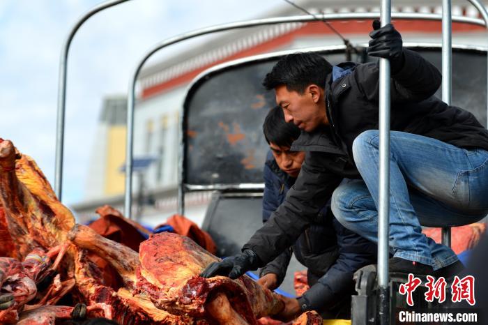 å¾ä¸ºå±éä¼ç°åºï¼è¥¿èæ°ä¼ç¬ä¸è´§è½¦éè´ç¦çèãæè¶£çæ¯ï¼å¨é£æ²ä¹°ç¦çè齿¯æâè
¿âç®ï¼ä¸æ¬¡è³å°ä¹°âä¸è
¿âããæ±é£æ³¢ æ