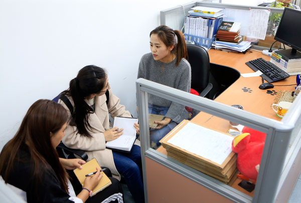 在辅导员岗位,曲拥措姆对学生工作格外细心,为学生答疑解惑已成家常便饭。-(1).jpg 在辅导员岗位,曲拥措姆对学生工作格外细心,为学生答疑解惑已成家常便饭。-(1).jpg