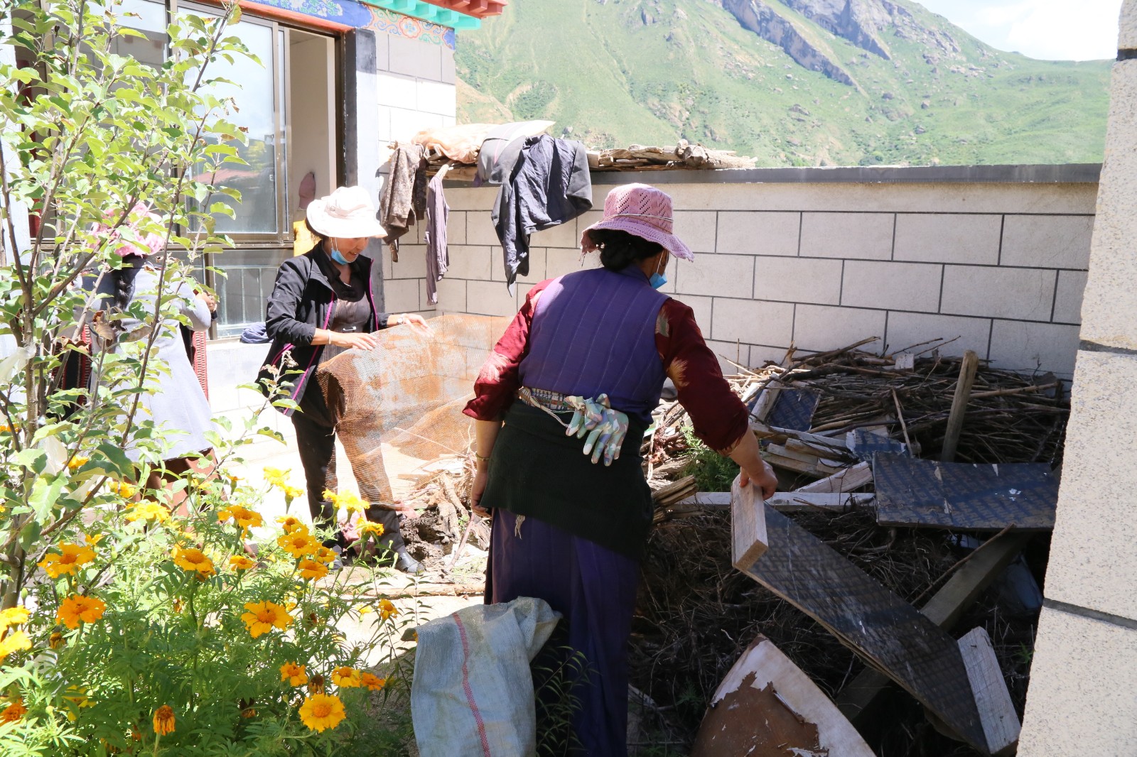 图为共康村党员在边巴家打扫卫生。.JPG 图为共康村党员在边巴家打扫卫生。.JPG