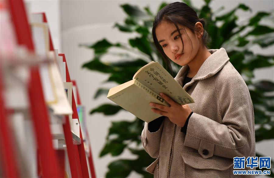 (体育·图片故事)(14)女孩踢男足!藏族姑娘在天津接续足球情