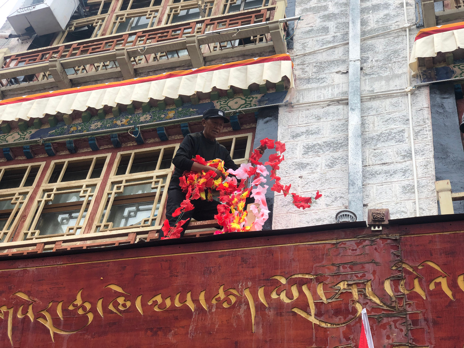 yj0909p04城关区冲赛康社区居委会工作人员正在用娟花来装饰居民大院窗台。.jpg yj0909p04城关区冲赛康社区居委会工作人员正在用娟花来装饰居民大院窗台。.jpg