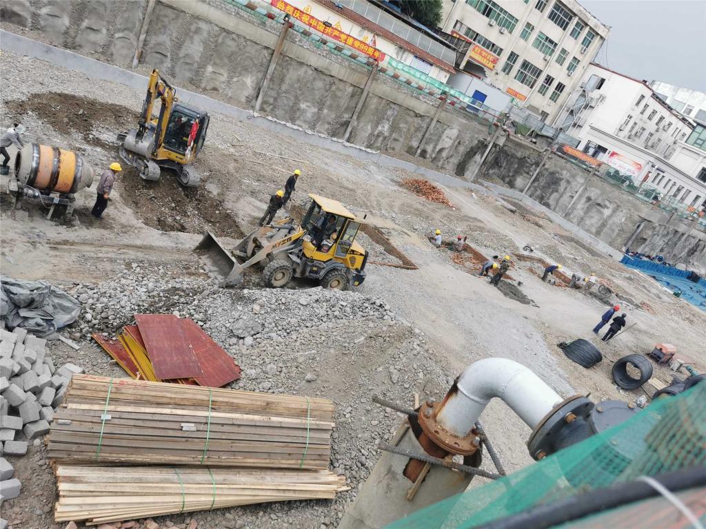 宇拓路17号地下加建项目的施工现场。娄梦琳拍摄 (3)_副本.jpg