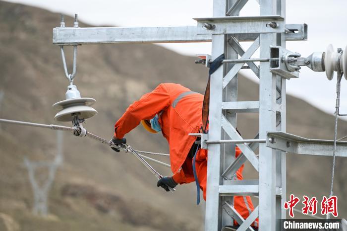 7月6日，中国中铁电气化局施工人员对拉林铁路接触网专业首件工程进行复检。　何蓬磊 摄