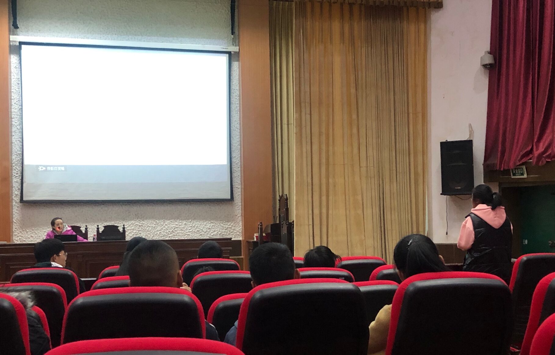 图为楼笛晴与学生进行交流。.jpg 图为楼笛晴与学生进行交流。.jpg