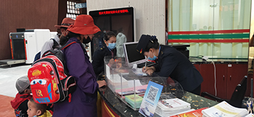 旅客正在进行登记。拉萨火车站供图.jpg 旅客正在进行登记。拉萨火车站供图.jpg