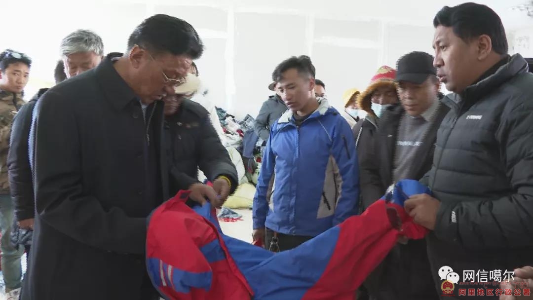 温室大棚调研(图为在产业园区奶牛养殖场调研)行署副专员强巴次仁