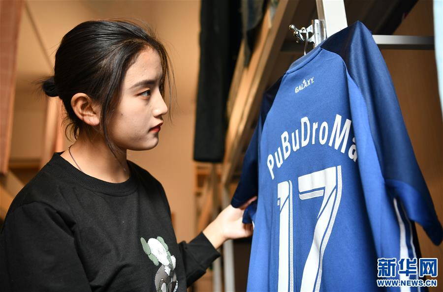 (体育·图片故事)(5)女孩踢男足!藏族姑娘在天津接续足球情