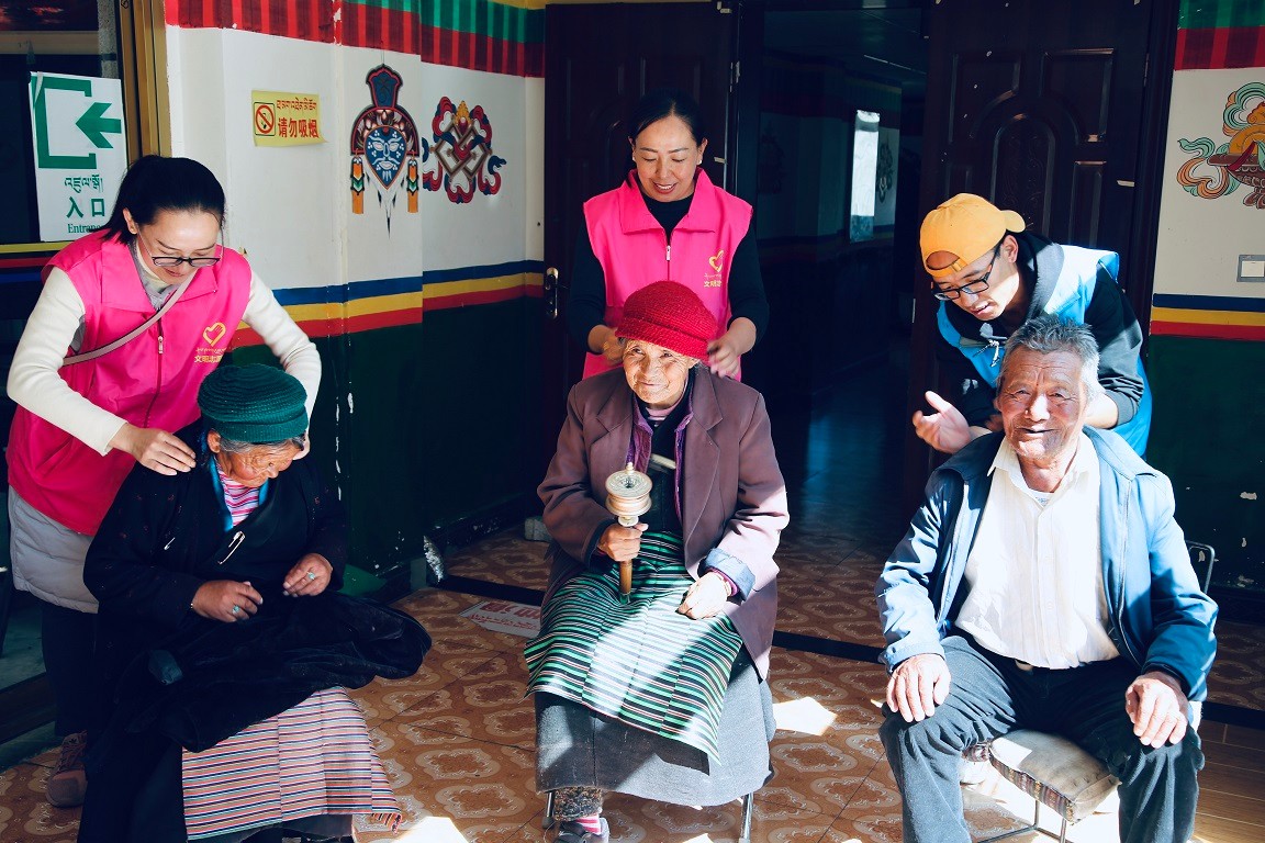 图为琼结县宣传党支部全体党员在特困人员集中供养服务中心开展志愿服务活动 (9).jpg 图为琼结县宣传党支部全体党员在特困人员集中供养服务中心开展志愿服务活动 (9).jpg