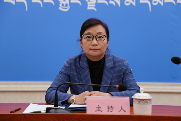 主持人：区党委宣传部副部长、区政府新闻办主任 德吉卓嘎.jpg