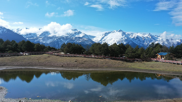 风景宜人的勒布沟让荣湖。刘凡摄影.JPG 风景宜人的勒布沟让荣湖。刘凡摄影.JPG