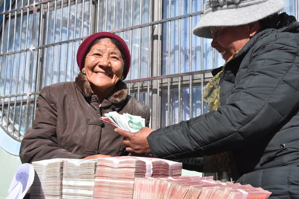 02 图为慈觉林村委会为村民分红。.JPG 02 图为慈觉林村委会为村民分红。.JPG