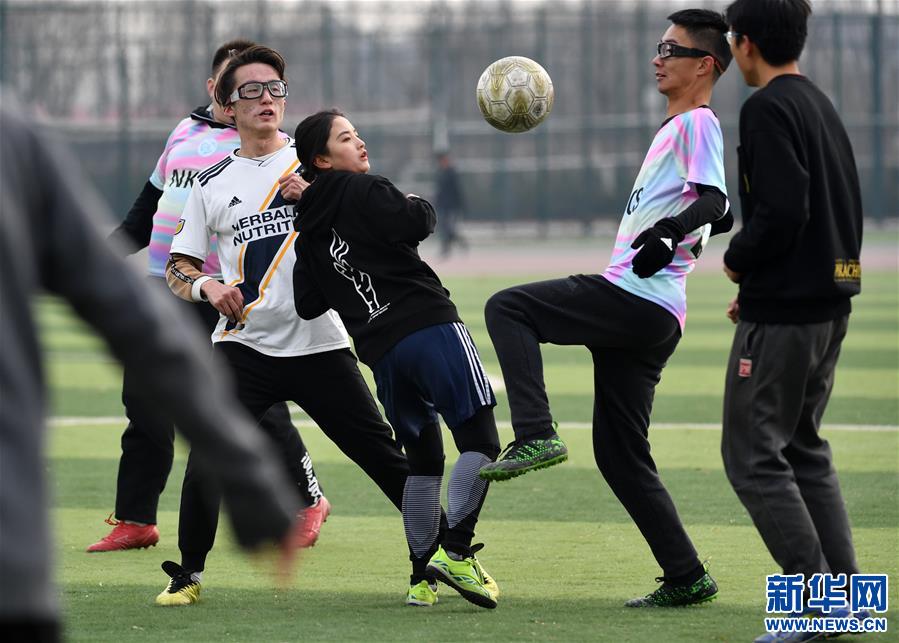 (体育·图片故事)(11)女孩踢男足!藏族姑娘在天津接续足球情