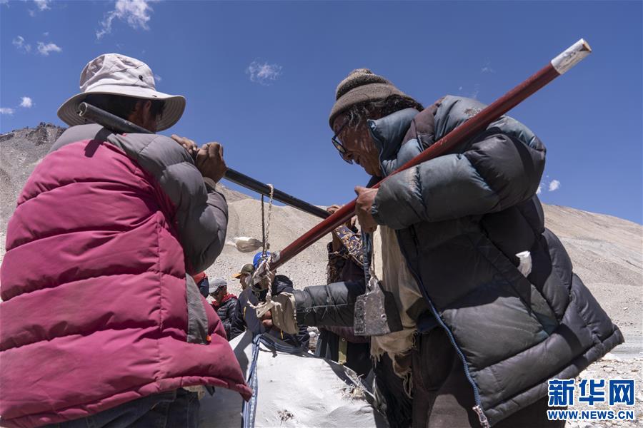 （体育·图文互动）（3）珠峰中国西藏一侧登山活动垃圾实现分类收集