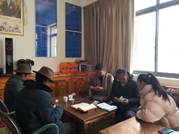 格桑央宗和合作社成员清点社.jpg