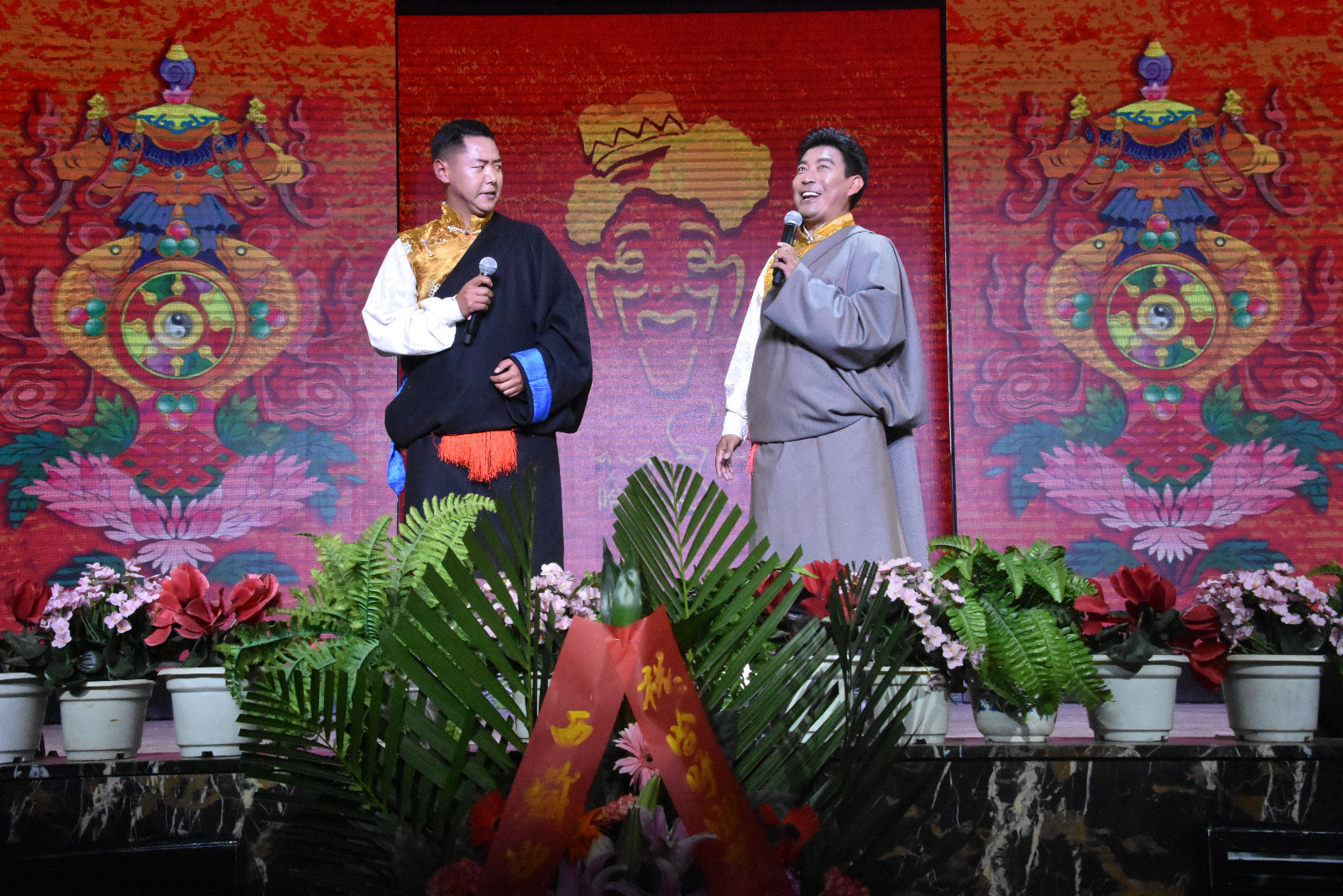图为 表演相声。.JPG